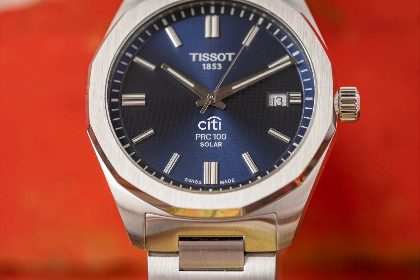 Detalle de la carátula azul del Tissot con el logotipo de Citibanamex impreso en blanco