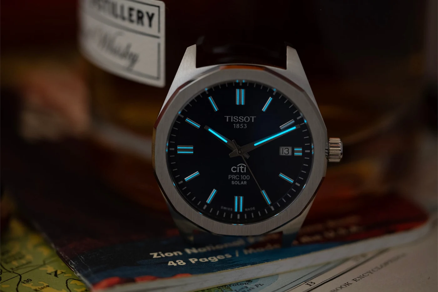 El mismo reloj con la luminiscencia encendida en la oscuridad