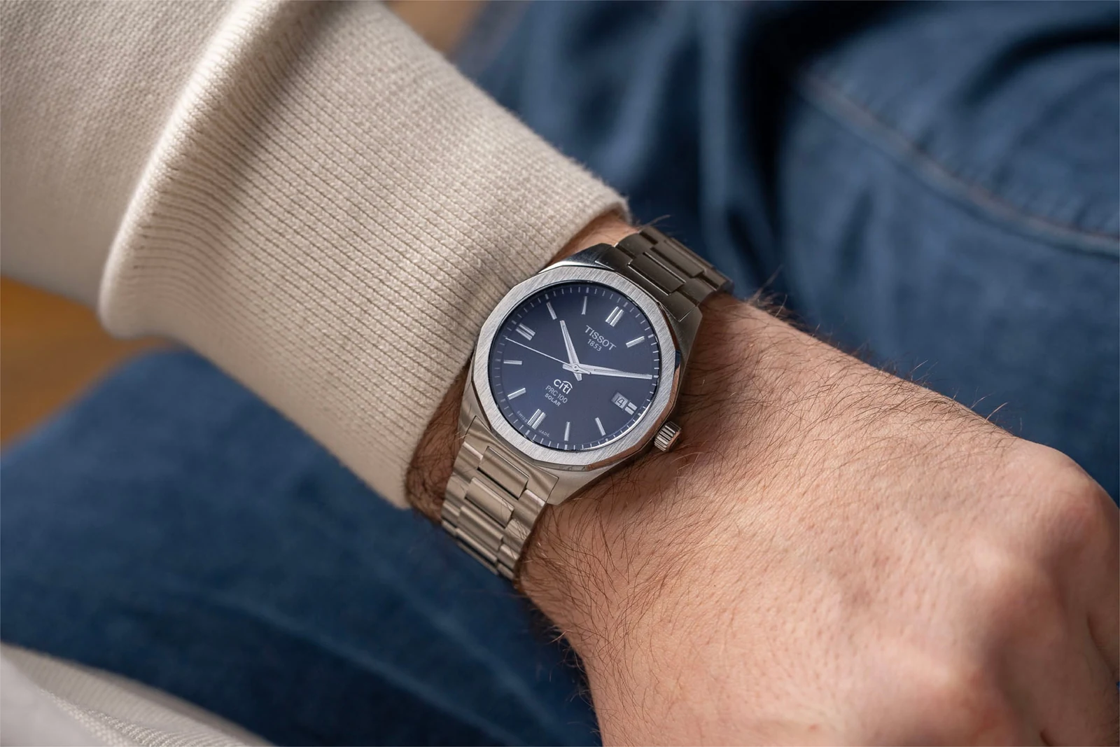 Reloj Tissot PRC 100 Solar personalizado para Citibanamex, en la muñeca