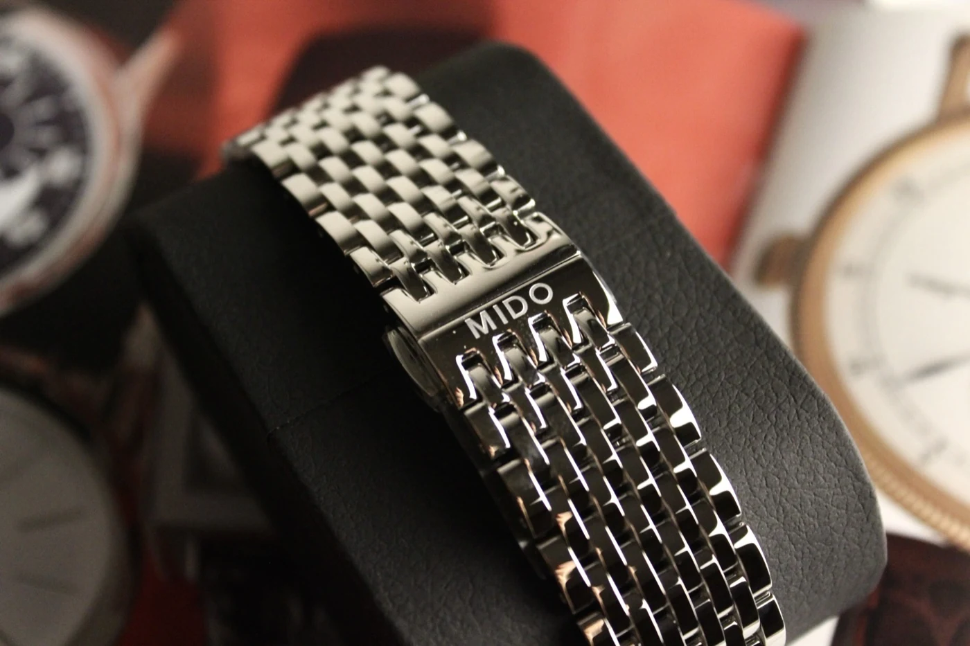 Reloj MIDO Rayadas de Monterrey junto a otros relojes de colección
