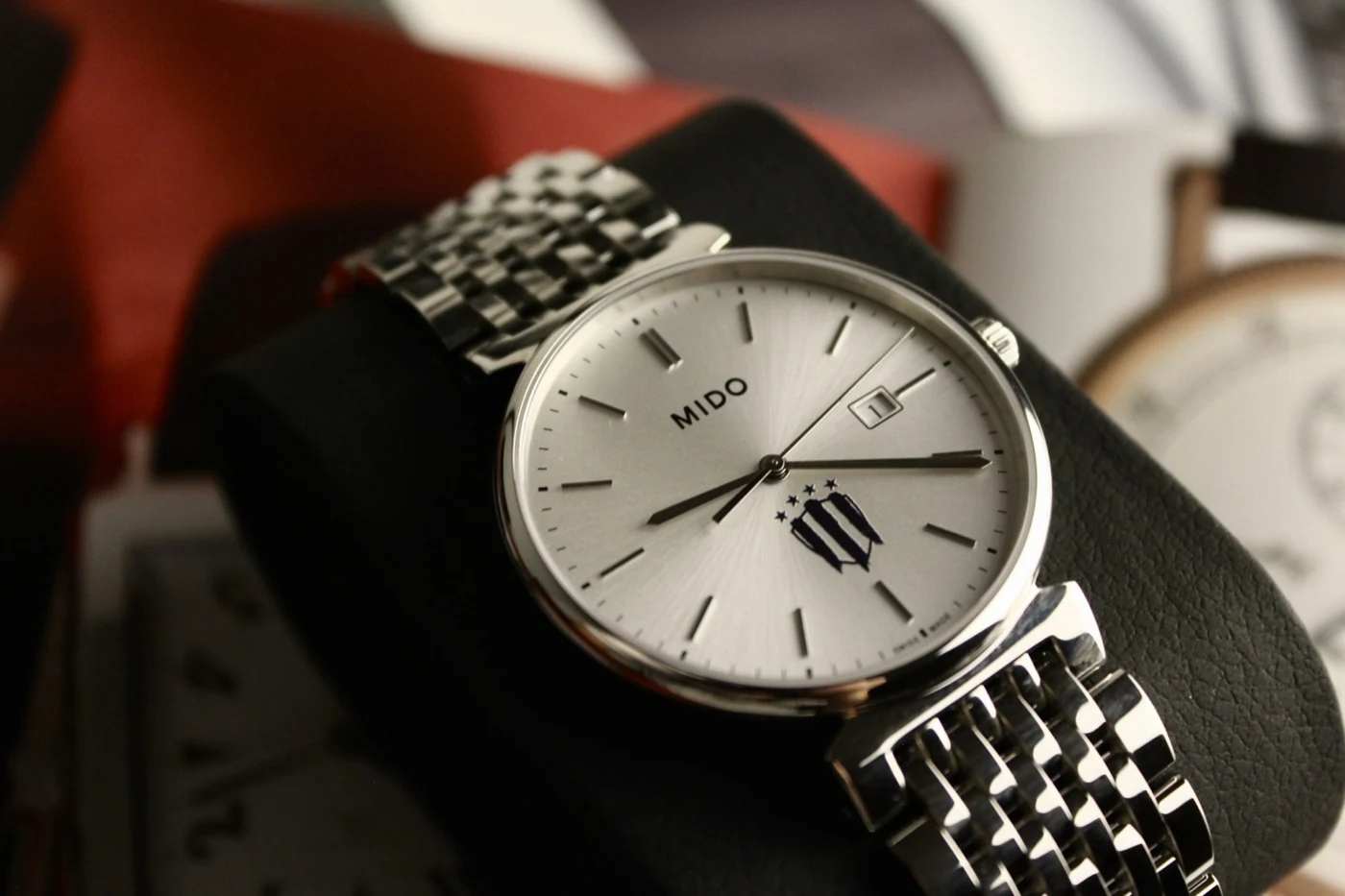 Reloj MIDO personalizado en la muñeca, escudo de Rayadas de Monterrey