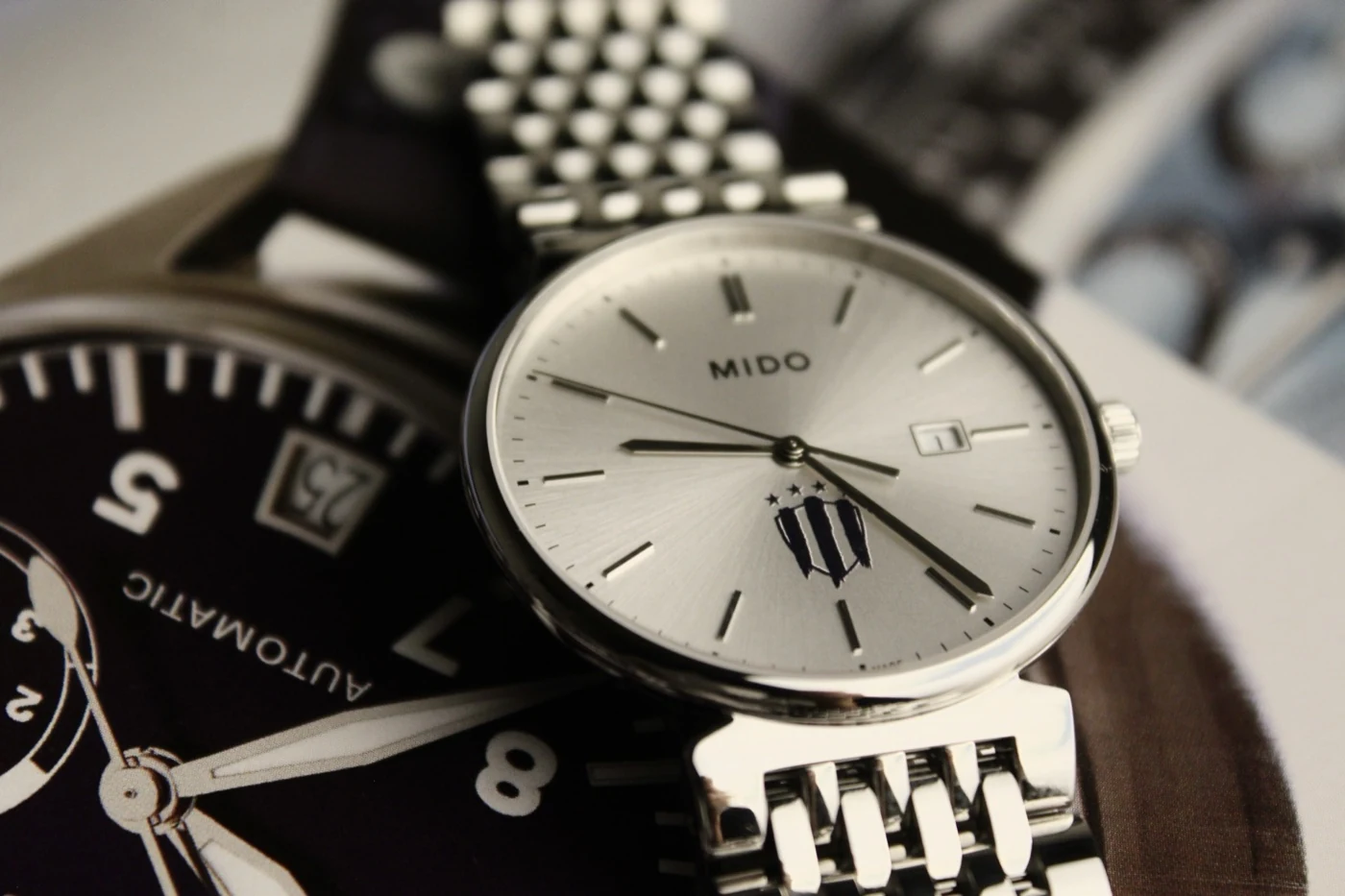 Detalle del dial MIDO con el escudo de Rayadas de Monterrey