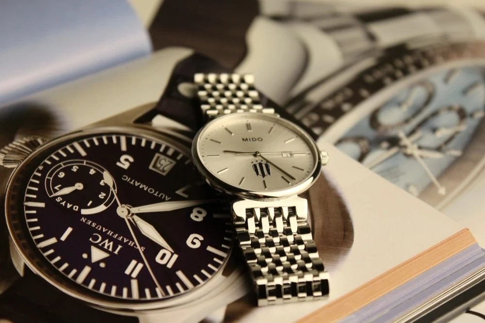 Reloj MIDO personalizado con el escudo de Rayadas de Monterrey