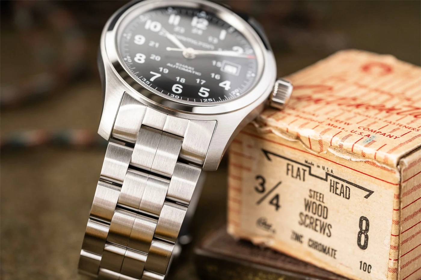Detalle del brazalete de acero y el perfil de la caja del reloj
